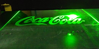 酒瓶上的激光打标使包装成为一件艺术品